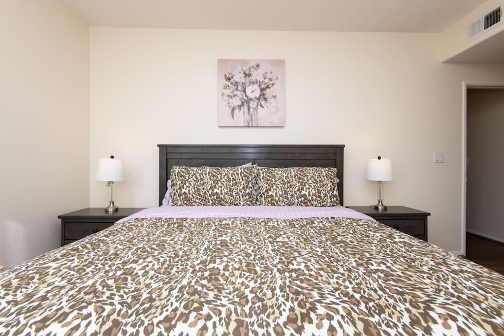 Hollywood 2bed Apt W Rooftop Pool & Panoramic View 211 * Los Angeles