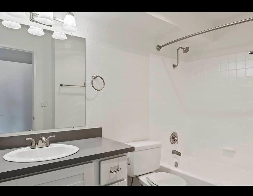 Hollywood 2bed Apt W Rooftop Pool & Panoramic View 211 *