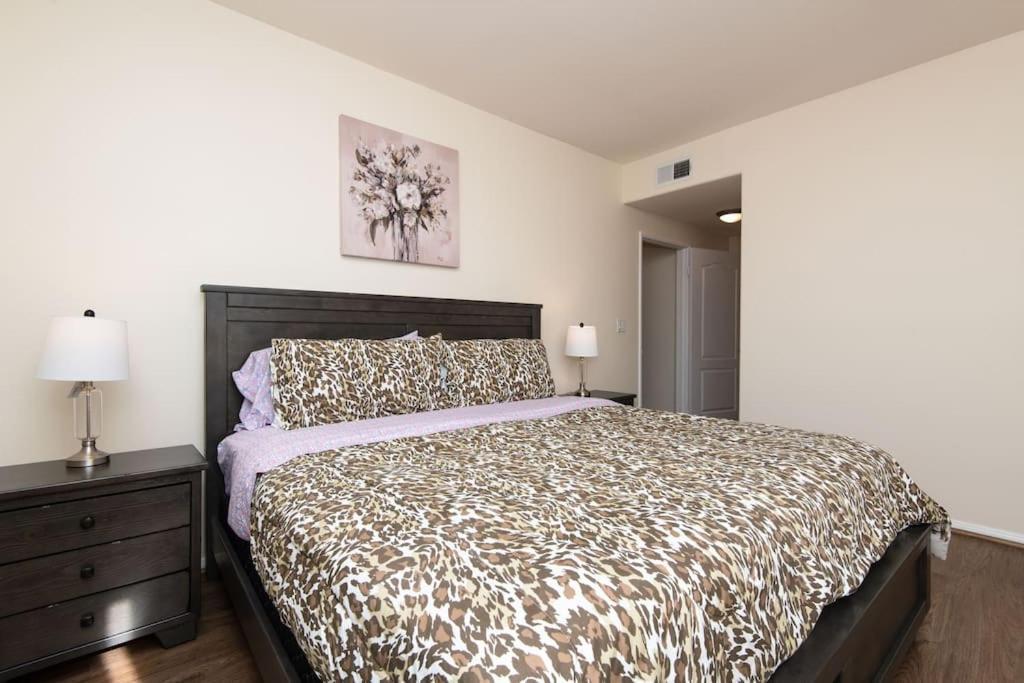 Hollywood 2bed Apt W Rooftop Pool & Panoramic View 211 Los Angeles